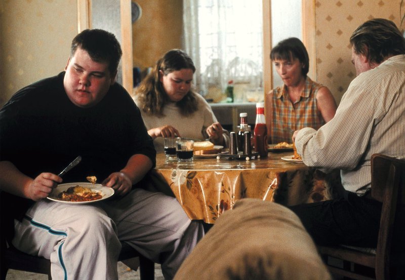 ARD ALL OR NOTHING (all or nothing), GB/F 2002, Regie Mike Leigh, am Mittwoch (06.04.05) um 00:35 Uhr im Ersten. Eine schrecklich nette Familie? Penny (Leslie Manville, 2. v. re) mit ihrem LebensgefShrten Phil (Timothy Spall, re.) und ihren erwachsenen Kindern Rory (James Corden, li.) und Rachel (Alison Garland) beim Abendessen. © ARD Degeto – honorarfrei, Verwendung nur im Zusammenhang mit o. g. Sendung bei Nennung Bild: „ARD Degeto“ (S 2), Programmplanung und Presse (069) 1509–334 oder -335 – Bild: Credit: ARD Degeto, Source: DEGETO FILM, ARD ALL OR NOTHING (all or nothing), GB/F 2002, Regie Mike Leigh, am Mittwoch (06.04.05) um 00:35 Uhr im Ersten. Eine schrecklich nette Familie? Penny (Leslie Manville, 2. v. re) mit ihrem LebensgefShrten Phil (Timothy Spall, re.) und ihren erwachsenen Kindern Rory (James Corden, li.) und Rachel (Alison Garland) beim Abendessen. © ARD Degeto – honorarfrei, Verwendung nur im Zusammenhang mit o. g. Sendung bei Nennung Bild: „ARD Degeto“ (S 2), Programmplanung und Presse (069) 1509–334 oder -335 – Bild: Credit: ARD Degeto, Source: DEGETO FILM,