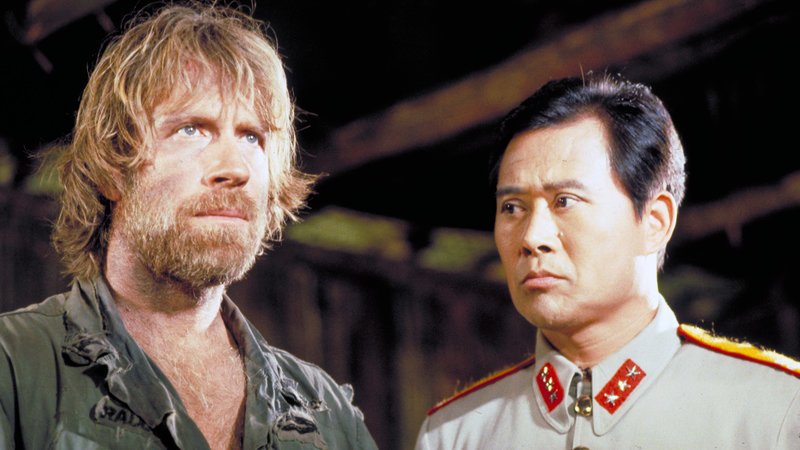 Colonel James Braddock (Chuck Norris, li.) und seine Männer werden von Kommandant Yin (Soon-Teck Oh) gefangengehalten.. – Bild: RTL Zwei
