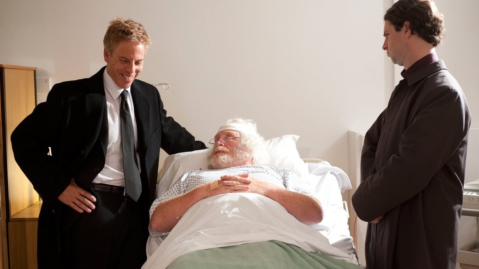 Santa Claus (James Cosmo) wird am Krankenbett von zwei Agenten (Greg Germann, li.; Sean McConaghy) verhört.. – Bild: RTL II