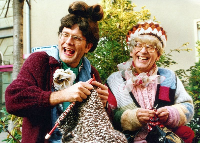 Die erste Talk Show im deutschen Fernsehen, die erste Sitcom und unzählige neue Formate: Seit 50 Jahren sendet der WDR das regionale Programm für den Westen und erfindet sich dabei immer wieder neu – bis heute. Harald Schmidt (l) und Herbert Feuerstein in „Schmidteinander“ (1994) – Bild: WDR/​Harald Kratzer