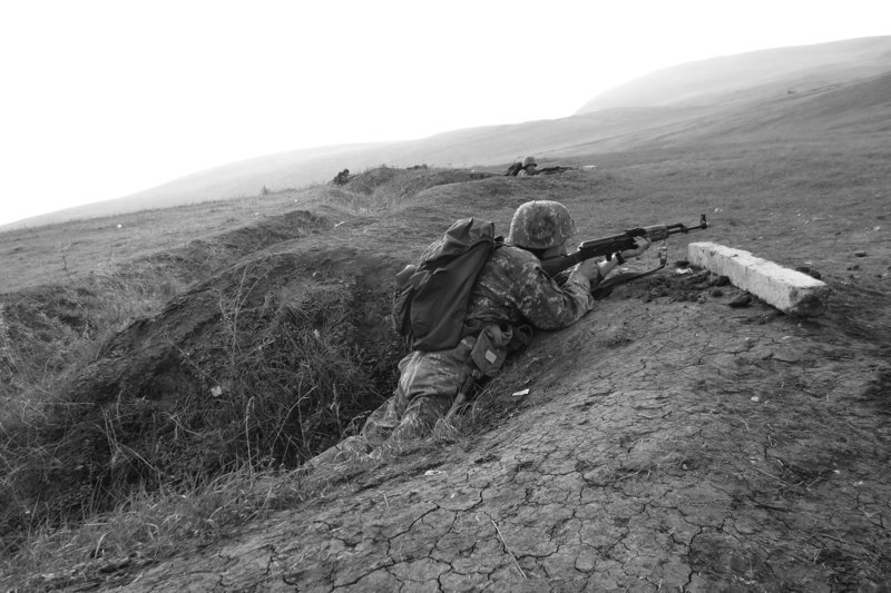 Soldaten in der armenischen Enklave Berg-Karabach in Aserbaidschan – Bild: ARTE France 