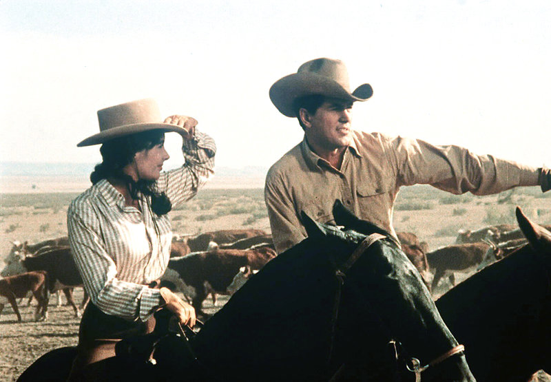 Zum ersten Mal zeigt der mächtige Rancher Bick Benedikt (Rock Hudson, re.) seiner Frau aus der Großstadt die herrlichen Weiten seiner Heimat. Leslie (Elizabeth Taylor, li.) ist überwältigt. – Bild: BILDNAME:40749h.jpg, ProSieben Media AG Zum ersten Mal zeigt der mächtige Rancher Bick Benedikt (Rock Hudson, re.) seiner Frau aus der Großstadt die herrlichen Weiten seiner Heimat. Leslie (Elizabeth Taylor, li.) ist überwältigt. – Bild: BILDNAME:40749h.jpg, ProSieben Media AG