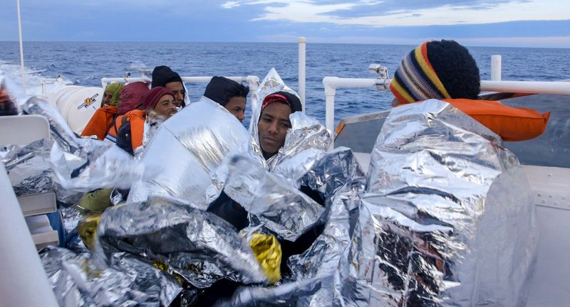 Geflohene nach der Rettung. – Bild: 3sat