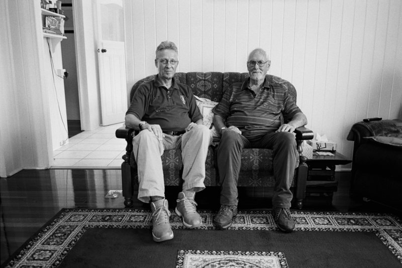 Der Filmemacher Michael Teutsch und der inzwischen nach Australien ausgewanderte Schotte Alex vereint auf einem Sofa im Jahr 2017. – Bild: ZDF und Hans-Albrecht Lusznat