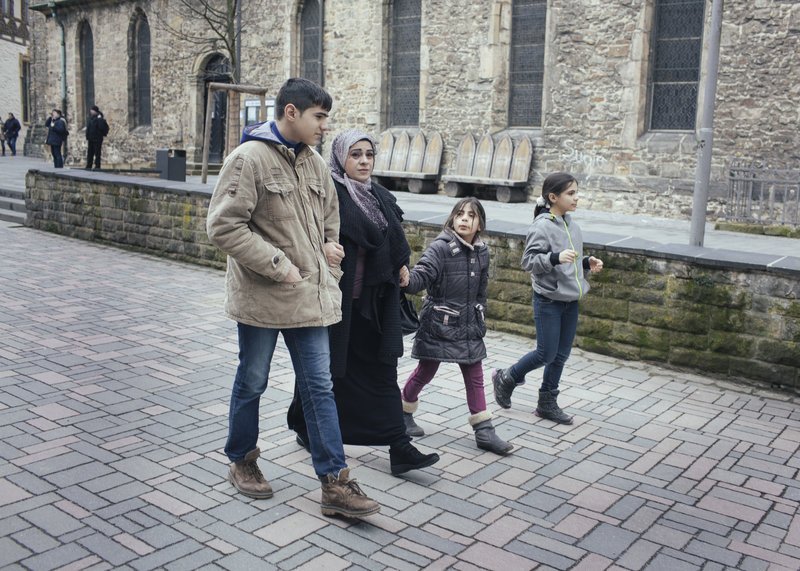 Hala Qasmo in Goslar mit ihrem Sohn Mohammed und ihren Töchtern Sara und Farah. – Bild: ZDF und Alina Emrich