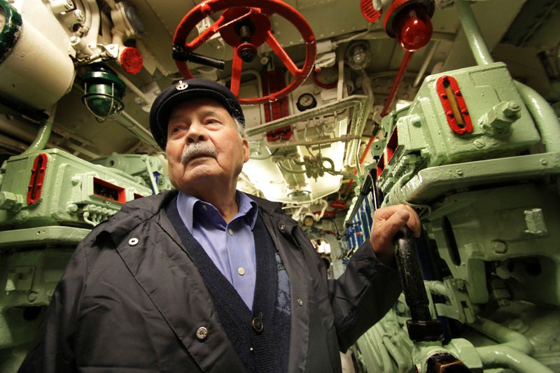 Auch Gerhard Schwartz war 1942 als junger Matrose an Bord der „U 455“. Er erinnert sich noch lebhaft an das Kentern eines britischen Schiffs, dessen Besatzung angesichts der Flammen verzweifelt von Bord sprang. – Bild: ARTE France / © ZED Auch Gerhard Schwartz war 1942 als junger Matrose an Bord der „U 455“. Er erinnert sich noch lebhaft an das Kentern eines britischen Schiffs, dessen Besatzung angesichts der Flammen verzweifelt von Bord sprang. – Bild: ARTE France / © ZED