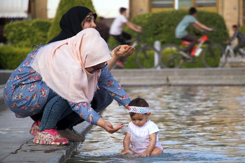 Auf dem Platz des Imams in der Stadt Isfahan spielt ein Kind im Brunnenwasser. – Bild: ARTE France 