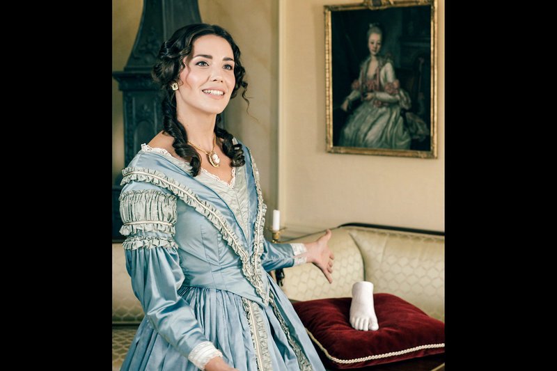 Lola Montez (Theresa Tripp) mit einem sehr intimen Geschenk für König Ludwig I. – Bild: ZDF /​ © Iris Westend Film und TV/​Wolf v. Truchsess