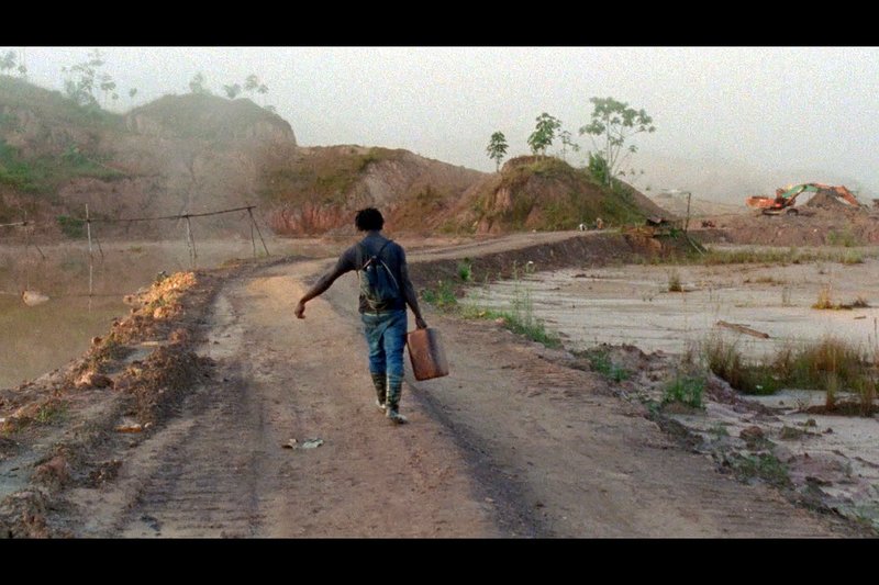 „Good Luck“ porträtiert den Alltag in einer illegalen Goldmine im tropischen Regenwald in Suriname. Der Dokumentarfilm wurde im Super-16-Format gedreht. – Bild: ARTE France /​ © Kinoelektron