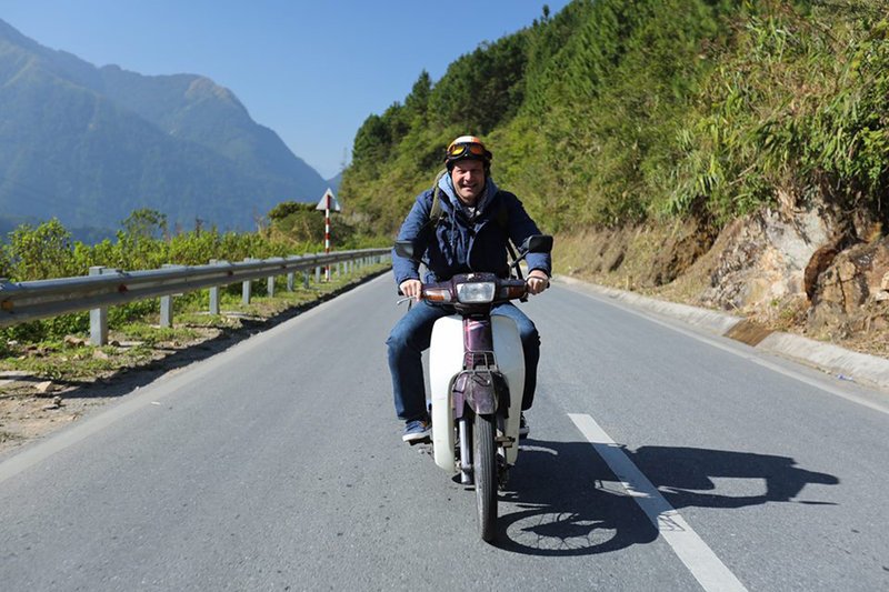 Philipp Abresch unterwegs mit dem Moped von Nord nach Sued durch Vietnam. – Bild: PHOENIX/​NDR