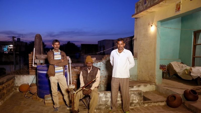 Die Brüder Surendar, Joginder und Rajinder Singh: Frauen sucht man in dieser Familie vergeblich. – Bild: ART Die Brüder Surendar, Joginder und Rajinder Singh: Frauen sucht man in dieser Familie vergeblich. – Bild: ART