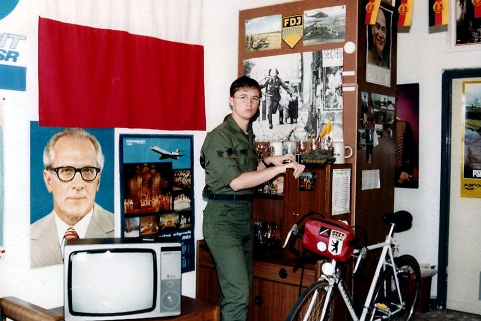 NSA-Mitarbeiter Jeffrey Carney in seiner West-Berliner Unterkunft in TempelhofZur ARTE-Sendung Themenabend: Droht ein neuer Kalter Krieg? Ein Stasi-Maulwurf bei der NSA Die unglaubliche Geschichte des Sergeant Carney 4: NSA-Mitarbeiter Jeffrey Carney in seiner West-Berliner Unterkunft in Tempelhof © MDR / Astfilm Foto: MDR – Bild: MDR / © MDR / Astfilm