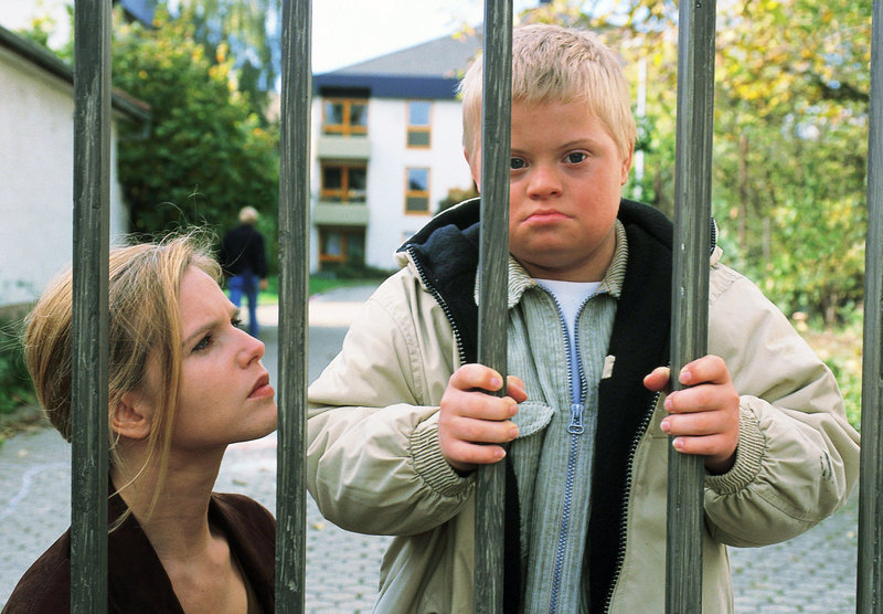 Maria (Bojana Golenac) bringt Florian (Dennis Bartelniewöhner) in ein Heim, doch sie hat ein schlechtes Gewissen, ihn dort alleine zu lassen. – Bild: RTLplus Maria (Bojana Golenac) bringt Florian (Dennis Bartelniewöhner) in ein Heim, doch sie hat ein schlechtes Gewissen, ihn dort alleine zu lassen. – Bild: RTLplus