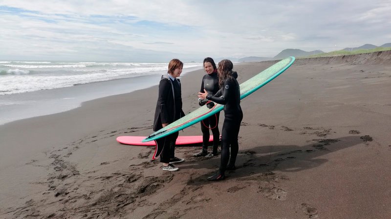 Immer mehr junge Surferinnen trauen sich auch im Winter aufs Wasser bei minus Graden wie die junge Ludmila aus Kamtschatka und ihre Freundin Ksenia aus Yakutien. Beide werden bei diesjährigen Festival teil nehmen. – Bild: WDR Immer mehr junge Surferinnen trauen sich auch im Winter aufs Wasser bei minus Graden wie die junge Ludmila aus Kamtschatka und ihre Freundin Ksenia aus Yakutien. Beide werden bei diesjährigen Festival teil nehmen. – Bild: WDR