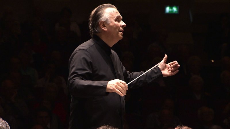 Dirigent Sir Mark Elder. – Bild: BR