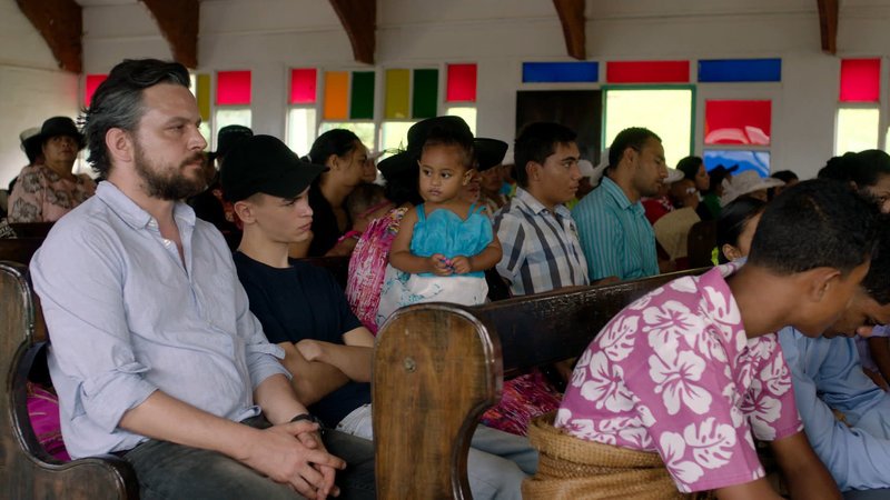 Gegensätze treffen aufeinander: Wolski (Sascha Alexander Gersak) und Marcel (Luis Pintsch) beim Gottesdienst auf Tonga. – Bild: ZDF und Yannick Bonica