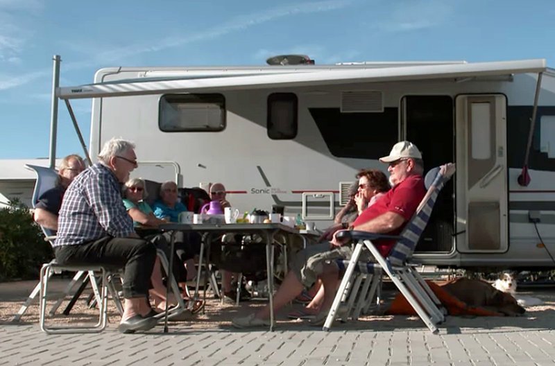 Gemeinsam genießen auf dem Campingplatz. – Bild: ZDF und WDR