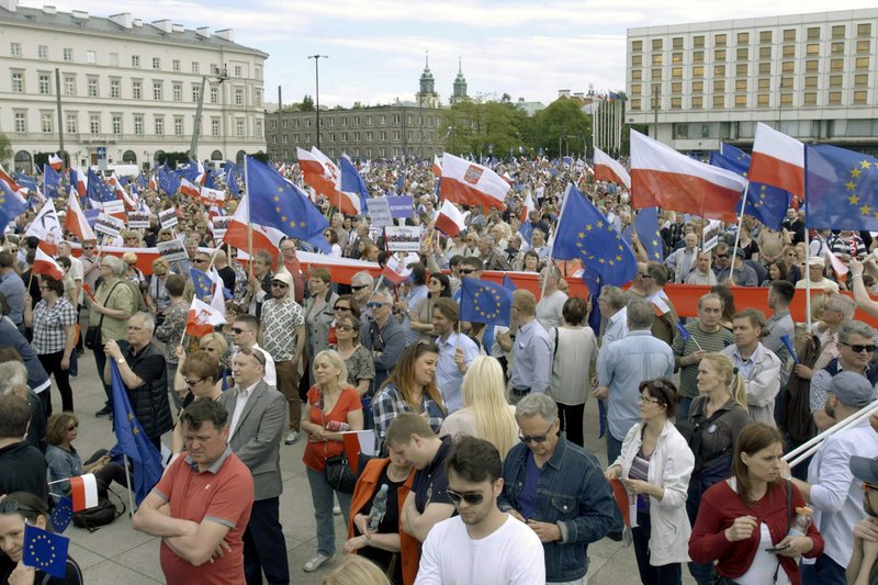 Seit Monaten gehen Hunderttausende Polen in den Großstädten auf die Straße, um die mühsam errungene Demokratie zu verteidigen. – Bild: ZDF / © Ventana-Film Seit Monaten gehen Hunderttausende Polen in den Großstädten auf die Straße, um die mühsam errungene Demokratie zu verteidigen. – Bild: ZDF / © Ventana-Film