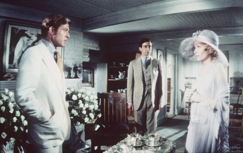 Im Haus von Nick Carraway (Sam Waterston, M.) trifft Jay Gatsby (Robert Redford, l.) seine frühere Geliebte Daisy (Mia Farrow, r.) wieder … – Bild: Paramount Pictures Lizenzbild frei