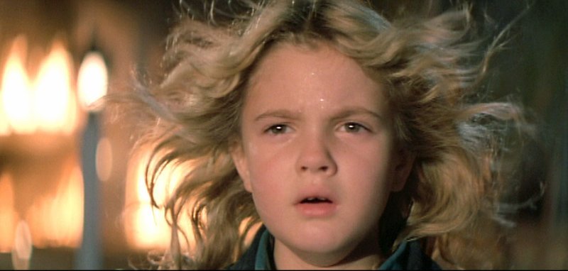 Das achtjährige Mädchen Charlie (Drew Barrymore) kann mit der Kraft ihrer Gedanken Feuer entzünden. Eine Regierungseinrichtung versucht alles, das Mädchen unter seine Kontrolle zu bringen â mit tödlichen FolgenâŚ – Bild: RTL Zwei