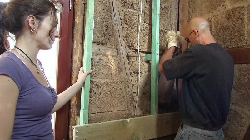 Nur drei Wochen gibt Steffi sich und ihrem Freund Zeit, um die Bauruine bezugsfertig zu machen. Bewerkstelligen soll dieses Wunder Hartmut, der das Haus fast im Alleingang von Grund auf neu aufbauen soll. – Bild: RTL II