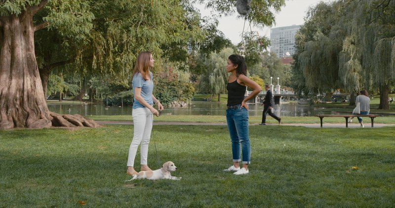 L-R: Julie Gonzalo als Jillian James, Karla Mosley als Nicole – Bild: Disney L-R: Julie Gonzalo als Jillian James, Karla Mosley als Nicole – Bild: Disney