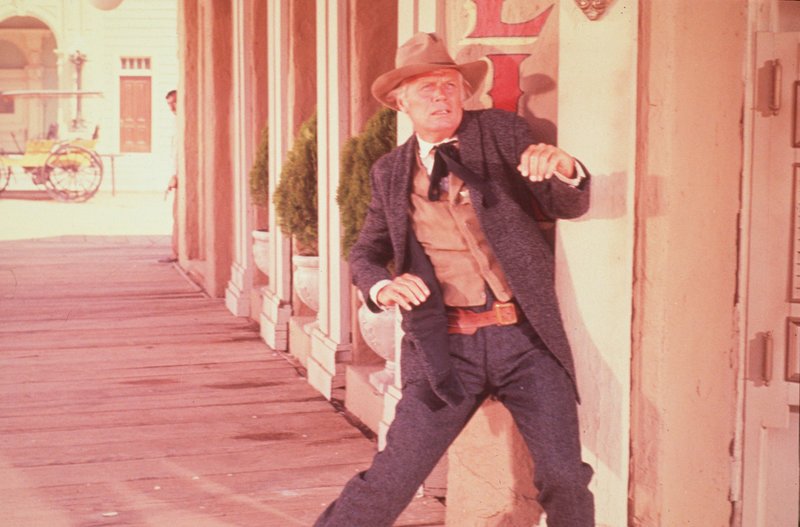 Der undankbare und gefährliche Job als Marshall wurde Frank Patch (Richard Widmark) vor 20 Jahren bei Amtsantritt auf Lebenszeit zugesichert. Als er jedoch aus Notwehr einen Betrunkenen erschießt, verlangen die Bewohner erbost seinen Rücktritt. Doch weil er alle Geheimnisse der einflussreichen Bewohner seiner Stadt kennt, beschließen diese, ihn umzubringen … – Bild: 1970 Universal Pictures. All Rights Reserved. Lizenzbild frei Der undankbare und gefährliche Job als Marshall wurde Frank Patch (Richard Widmark) vor 20 Jahren bei Amtsantritt auf Lebenszeit zugesichert. Als er jedoch aus Notwehr einen Betrunkenen erschießt, verlangen die Bewohner erbost seinen Rücktritt. Doch weil er alle Geheimnisse der einflussreichen Bewohner seiner Stadt kennt, beschließen diese, ihn umzubringen … – Bild: 1970 Universal Pictures. All Rights Reserved. Lizenzbild frei