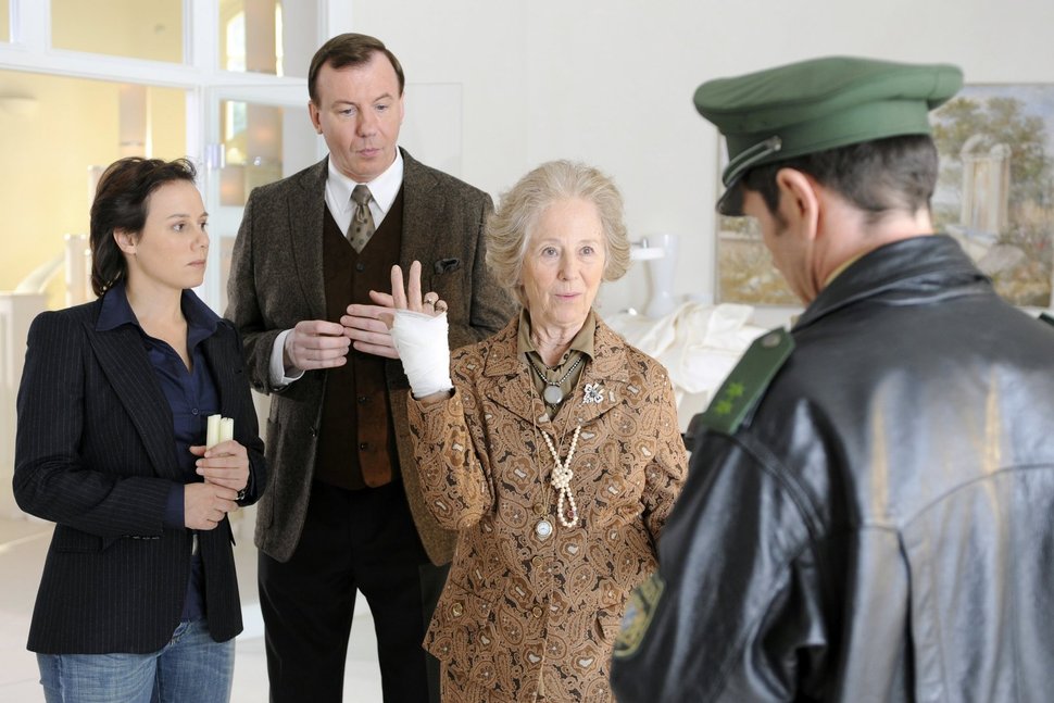Werner (Ludger Pistor), Judith (Eva Löbau, li) und Guggi (Bibiana Zeller, mitte) berichten nach einem Einbruch dem Beamten den Hergang des Abends. – Bild: ORF