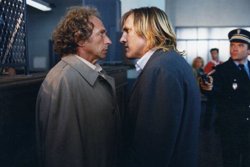 Der arbeitslose François Pignon (Pierre Richard, l.) nimmt bei einem Banküberfall den Ex-Bankräuber Lucas (Gérard Depardieu) als Geisel. – Bild: MDR/TeamOne Der arbeitslose François Pignon (Pierre Richard, l.) nimmt bei einem Banküberfall den Ex-Bankräuber Lucas (Gérard Depardieu) als Geisel. – Bild: MDR/TeamOne