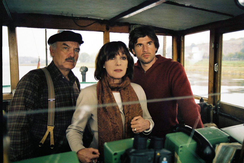 "Lotti auf der Flucht", Als sie in einem Fernsehbericht ihre große Liebe, den Schiffer Ernst wieder erkennt, macht sich die wohlbegüterte Botschaftsratswitwe Lotti Portuné spontan auf den Weg an die Elbe. Sehr zum Missfallen ihrer Tochter Charlotte, die wirklich andere Sorgen hat, als sich mit den Eskapaden ihrer Mutter auseinanderzusetzen - immerhin will sie in Kürze heiraten. Aber schließlich wird der Ausflug in die Welt der Elbe-Schiffer für die beiden Frauen zu einem Abenteuer, das ihre Zukunft einschneidend verändert.Im Bild (v.li.): Charles Brauer (Ernst Liedtke), Heidelinde Weis (Lotti Portuné), Daniel Morgenroth (Paul Kästner). SENDUNG: ORF2 - SA - 20.01.2018 - 11:30 UHR. - Veroeffentlichung fuer Pressezwecke honorarfrei ausschliesslich im Zusammenhang mit oben genannter Sendung oder Veranstaltung des ORF bei Urhebernennung. Foto: ORF/Cinecentrum Berlin/Susanne Kellermann. Anderweitige Verwendung honorarpflichtig und nur nach schriftlicher Genehmigung der ORF-Fotoredaktion. Copyright: ORF, Wuerzburggasse 30, A-1136 Wien, Tel. +43-(0)1-87878-13606 – Bild: ORF "Lotti auf der Flucht", Als sie in einem Fernsehbericht ihre große Liebe, den Schiffer Ernst wieder erkennt, macht sich die wohlbegüterte Botschaftsratswitwe Lotti Portuné spontan auf den Weg an die Elbe. Sehr zum Missfallen ihrer Tochter Charlotte, die wirklich andere Sorgen hat, als sich mit den Eskapaden ihrer Mutter auseinanderzusetzen - immerhin will sie in Kürze heiraten. Aber schließlich wird der Ausflug in die Welt der Elbe-Schiffer für die beiden Frauen zu einem Abenteuer, das ihre Zukunft einschneidend verändert.Im Bild (v.li.): Charles Brauer (Ernst Liedtke), Heidelinde Weis (Lotti Portuné), Daniel Morgenroth (Paul Kästner). SENDUNG: ORF2 - SA - 20.01.2018 - 11:30 UHR. - Veroeffentlichung fuer Pressezwecke honorarfrei ausschliesslich im Zusammenhang mit oben genannter Sendung oder Veranstaltung des ORF bei Urhebernennung. Foto: ORF/Cinecentrum Berlin/Susanne Kellermann. Anderweitige Verwendung honorarpflichtig und nur nach schriftlicher Genehmigung der ORF-Fotoredaktion. Copyright: ORF, Wuerzburggasse 30, A-1136 Wien, Tel. +43-(0)1-87878-13606 – Bild: ORF