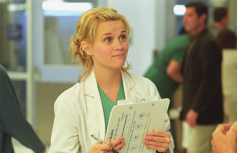 Elizabeth Masterson (Reese Witherspoon) ist ein Workaholic durch und durch. Ihrer Karriere ordnet die talentierte und attraktive Ärztin alles unter. Als ihr Vorgesetzter Dr. Walsh sie über eine lange ersehnte Beförderung informiert, ist die Freude nur von kurzer Dauer … – Bild: TM & © DREAMWORKS LLC. ALL RIGHTS RESERVED