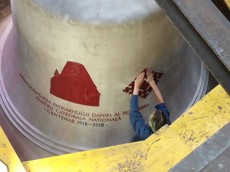 An der sogenannten falschen Glocke werden die Wachsverzierungen angeklebt. – Bild: ZDF und Frank Grevsmühl