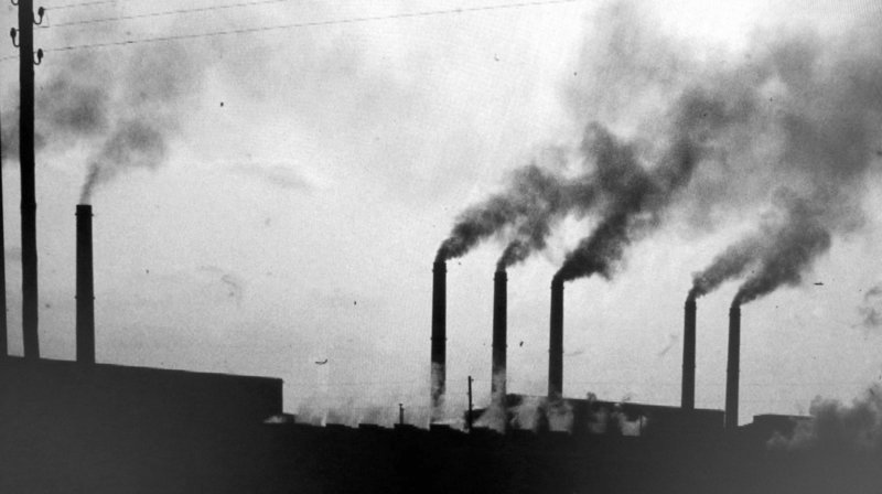 Umweltdaten standen in der DDR unter höchster Geheimhaltung. Die durchweg schlechten Werte passten nicht ins Bild vom aufstrebenden Sozialismus. Auf kaum einem anderen Gebiet war die Kluft zwischen hochtönenden SED-Phrasen und tatsächlichen Zuständen im Land so augenscheinlich wie in der Umweltpolitik. – 7 Industrieschlote im Chemiedreieck (80er Jahre) – Bild: rbb/Peter Wansierski/Heimatfilm Umweltdaten standen in der DDR unter höchster Geheimhaltung. Die durchweg schlechten Werte passten nicht ins Bild vom aufstrebenden Sozialismus. Auf kaum einem anderen Gebiet war die Kluft zwischen hochtönenden SED-Phrasen und tatsächlichen Zuständen im Land so augenscheinlich wie in der Umweltpolitik. – 7 Industrieschlote im Chemiedreieck (80er Jahre) – Bild: rbb/Peter Wansierski/Heimatfilm