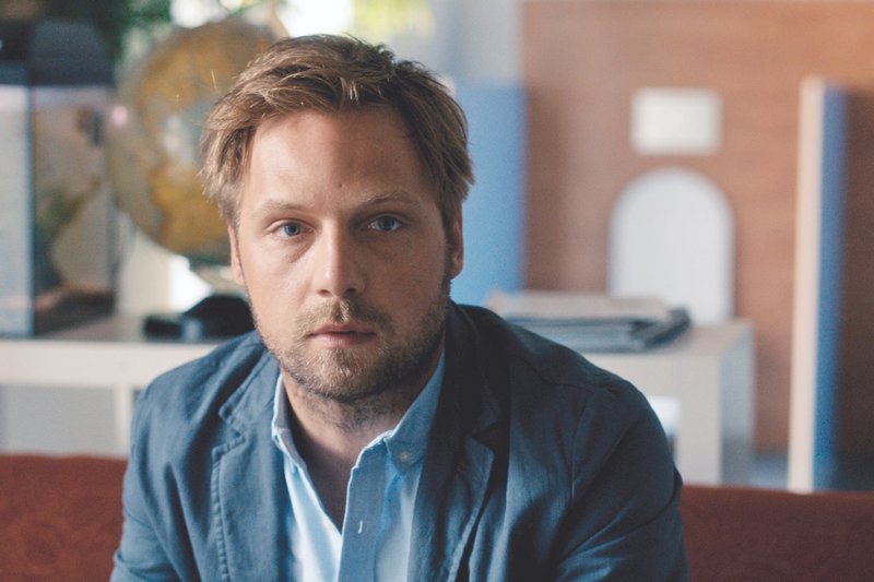 Schimon (Christoph Letkowski) sieht Jella. – Bild: SWR Honorarfreie Verwendung nur im Zusammenhang mit genannter Sendung und bei folgender Nennung "Bild: Sendeanstalt/Copyright". Andere Verwendungen nur nach vorheriger Absprache: ARTE-Bildredaktion Schimon (Christoph Letkowski) sieht Jella. – Bild: SWR Honorarfreie Verwendung nur im Zusammenhang mit genannter Sendung und bei folgender Nennung "Bild: Sendeanstalt/Copyright". Andere Verwendungen nur nach vorheriger Absprache: ARTE-Bildredaktion