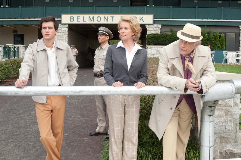 Der talentierte Hengst Secretariat soll drei Turniere in nur fünf Wochen gewinnen. Muten Penny (Diana Lane, M.), Seth (Drew Roy, l.) und Lucien (John Malkovich, r.) dem Vierbeiner zu viel zu? – Bild: Disney Enterprises, Inc. All Rights Reserved. Der talentierte Hengst Secretariat soll drei Turniere in nur fünf Wochen gewinnen. Muten Penny (Diana Lane, M.), Seth (Drew Roy, l.) und Lucien (John Malkovich, r.) dem Vierbeiner zu viel zu? – Bild: Disney Enterprises, Inc. All Rights Reserved.