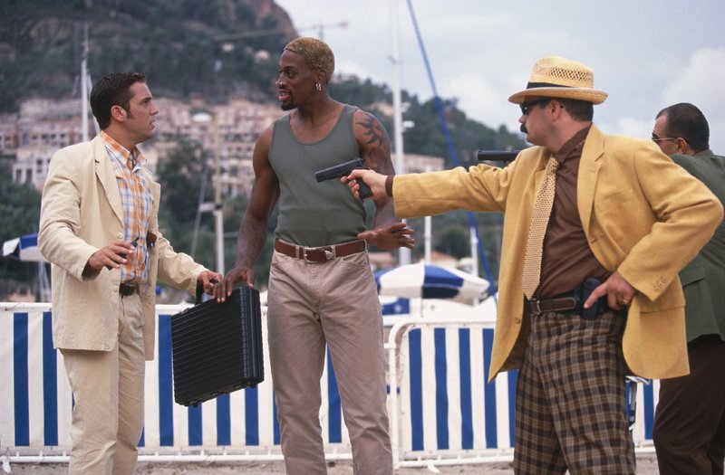 Ex-CIA-Agent Simon (Dennis Rodman, M.) versucht gerade den dunklen Machenschaften eines Waffenhändlers auf die Spur zu kommen, als ihm sein alter CIA-Ausbildungskollege Nick (Dane Cook, l.) über den Weg läuft... (r. Darsteller unbekannt) – Bild: RTL Ex-CIA-Agent Simon (Dennis Rodman, M.) versucht gerade den dunklen Machenschaften eines Waffenhändlers auf die Spur zu kommen, als ihm sein alter CIA-Ausbildungskollege Nick (Dane Cook, l.) über den Weg läuft... (r. Darsteller unbekannt) – Bild: RTL