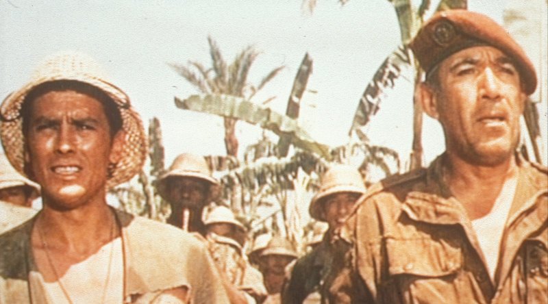 Im Algerienkrieg soll Oberstleutnant Raspeguy (Anthony Quinn, r.) ein Fallschirmregiment aufstellen. Hauptmann Esclavier (Alain Delon, l.) der schon im Viatnam-Krieg in seinem Regiment gekämpft, soll in sein Regiment übernommen werden. – Bild: Columbia Pictures Lizenzbild frei