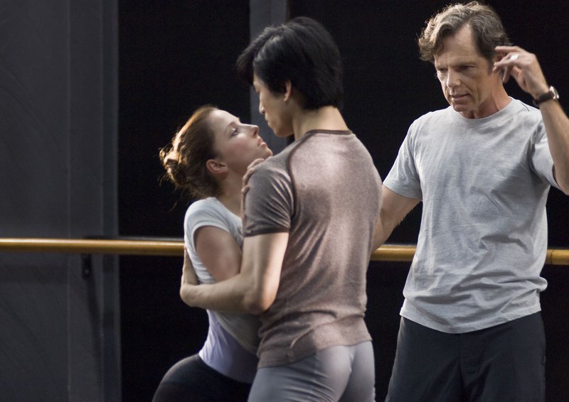 Der Tanzlehrer Ben Stevenson (Bruce Greenwood) trainiert den Chinesen Li (Chi Cao) und die Amerikanerin Mary (Camilla Vergotis). – Bild: ARD Degeto/​Great Scott Production