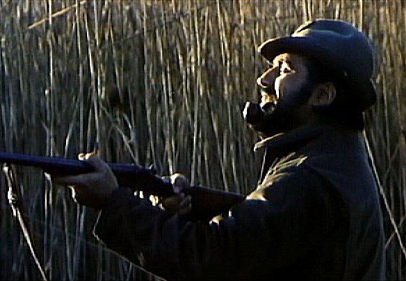 Der Gemeindebeauftragte Mario (Mario Adorf) versucht einen illegalen Angler zu fassen. – Bild: ARD Degeto