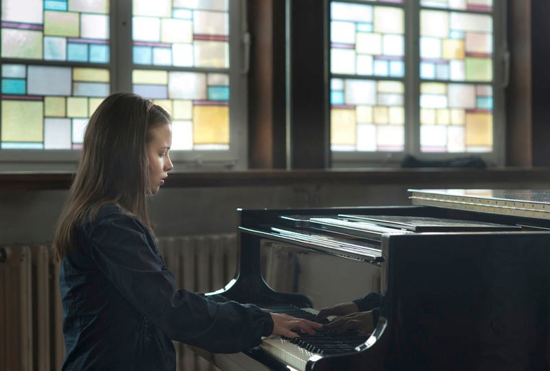 Elise (Jasna Fritzi Bauer) spielt Klavier. – Bild: SWR / © SWR/Anke Neugebauer/ostlicht filmproduktion Elise (Jasna Fritzi Bauer) spielt Klavier. – Bild: SWR / © SWR/Anke Neugebauer/ostlicht filmproduktion
