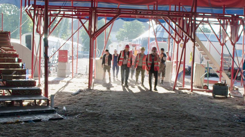 In Ludwigsburg beginnt der Abbau schon während der letzten Show. Bis tief in die Nacht wird dabei gearbeitet, denn bereits am nächsten Tag müssen die historischen Zirkuswagen auf einen Güterzug verladen werden. – Bild: N24 Doku
