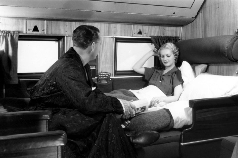 Hier genießt ein Pärchen um das Jahr 1938 in den USA den Luxus eines Doppelbetts im DC-3 „Skysleeper“. – Bild: ZDF 