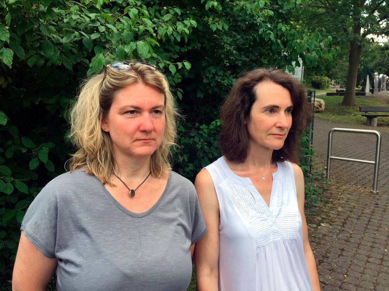 Beate Hillen und Jutta Schömel können es noch immer nicht fassen, dass sie einen Angehörigen durch einen ärztlichen Eingriff verloren haben.
– Bild: ZDF und SWR/Lothar Zimmermann
Beate Hillen und Jutta Schömel können es noch immer nicht fassen, dass sie einen Angehörigen durch einen ärztlichen Eingriff verloren haben.
– Bild: ZDF und SWR/Lothar Zimmermann