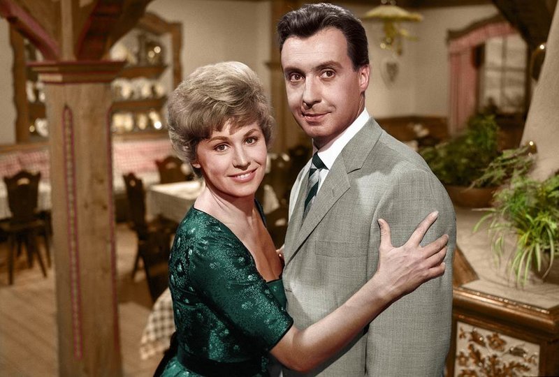 Heinz Doll (Peter Alexander, r), Theres Stolzinger (Waltraut Haas, l) – Bild: Heimatkanal Heinz Doll (Peter Alexander, r), Theres Stolzinger (Waltraut Haas, l) – Bild: Heimatkanal