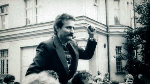 Lorsque Lech Walesa, moitié paysan, moitié ouvrier, prend la tête de la grève des chantiers navals de Gdansk en Pologne en 1980, 10 millions de personnes le rejoignent. Cette brèche conduira finalement en 1989 au premier renversement pacifique d’un régime communiste. Au cours de sa carrière, Lech Walesa a tout connu, de l’adoration à la haine en passant par l’humiliation. – Bild: Capture d’écran