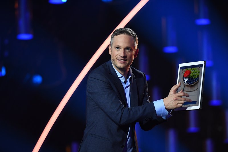 Er holt Geldscheine, Tennisbälle aus dem Tablet oder zapft literweise Bier. Ein anderes Mal lässt er das iPad mittels einer „Helium App“ über seinem Kopf schweben und spaziert gleichzeitig durch die Fußgängerzone. Simon Pierro ist DER iPad Zauberer. – Bild: MG RTL D /​ Willi Weber