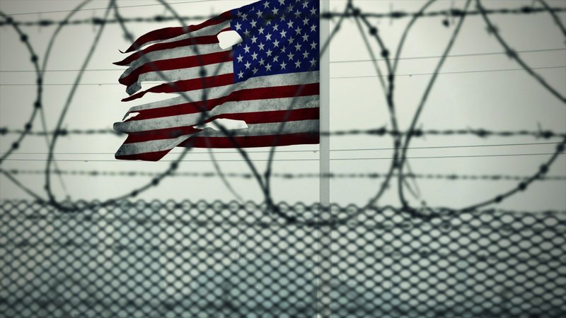 american flag, usa, barded wire, guantanamo bay, detention camp, jail, lockup, penitentiary, prison, military, naval base , – Bild: CCO Public Domain