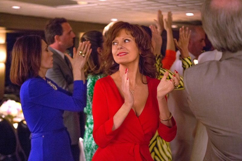 In the middle in red dress: Marnie (Susan Sarandon). – Bild: Sony Pictures Television Distribution