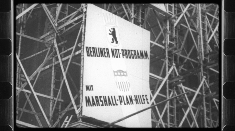 An vielen Baustellen prangten Schilder mit Hinweisen auf den Marshall-Plan. Dabei floss in Wahrheit gar kein Geld. – Bild: ZDF und NDR/​United States Information Agency (USIA)