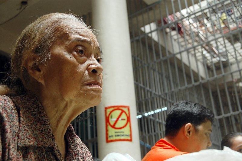 WDR Fernsehen LOLA, Spielfilm, Frankreich/​Philippinen 2009, Regie Brillante Mendoza, am Donnerstag (14.08.14) um 23:15 Uhr. Lola Puring (Rustica Carpio) besucht ihren Enkel im Gefängnis. – Bild: WDR/​Rapid Eye Movies